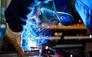Funken beim Schweißen von Metall